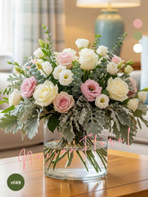 Elegancia Minimalista con Lisianthus y Rosas