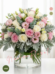 Elegancia Minimalista con Lisianthus y Rosas