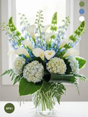 Callas y Delphinium: Serenidad Acuática