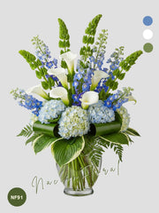 Callas y Delphinium: Serenidad Acuática