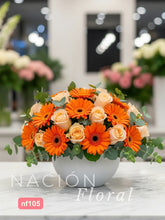 Gerberas y Rosas en Armonía Cálida Cerámica Blanca