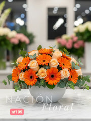 Gerberas y Rosas en Armonía Cálida Cerámica Blanca