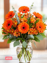 Gerberas Naranjas y Alstroemerias: Armonía Floral Vibrante en Jarrón de Vidrio