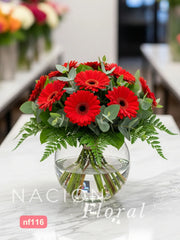 Gerberas Rojas en Esfera de Vidrio - Elegancia Minimalista