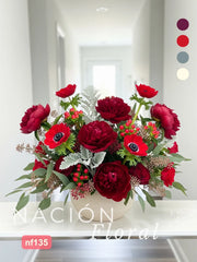 Elegancia Moderna: Arreglo de Peonías Vino y Anémonas