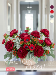 Elegancia Moderna: Arreglo de Peonías Vino y Anémonas