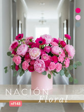 Fantasía Rosa: Arreglo Abundante de Peonías, Ranúnculos y Claveles