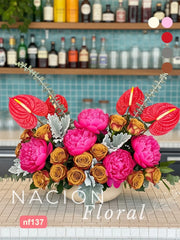 Diseño Exótico: Arreglo con Peonías, Anturios y Rosas Toffee