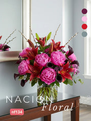 Diseño Floral Vanguardista: Peonías, Lirios y Callas Moradas