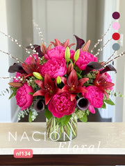 Diseño Floral Vanguardista: Peonías, Lirios y Callas Moradas