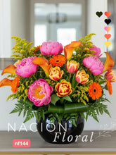 Calidez Radiante: Arreglo de Peonías y Tulipanes en Cerámica Negra