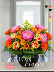 Calidez Radiante: Arreglo de Peonías y Tulipanes en Cerámica Negra