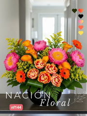 Calidez Radiante: Arreglo de Peonías y Tulipanes en Cerámica Negra