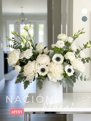 Elegancia Pura: Arreglo de Lujo con Peonías y Anémonas Blancas