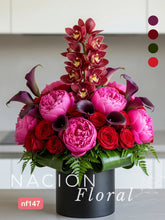 Opulencia Púrpura: Arreglo de Lujo con Orquídeas, Peonías y Rosas Rojas