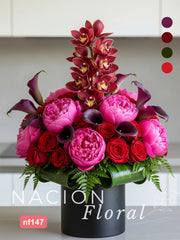 Opulencia Púrpura: Arreglo de Lujo con Orquídeas, Peonías y Rosas Rojas