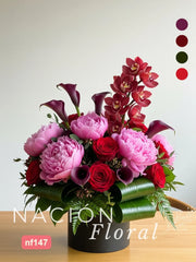 Opulencia Púrpura: Arreglo de Lujo con Orquídeas, Peonías y Rosas Rojas