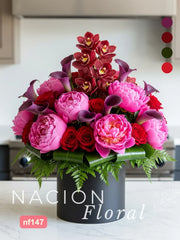 Opulencia Púrpura: Arreglo de Lujo con Orquídeas, Peonías y Rosas Rojas
