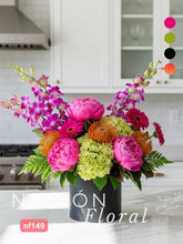 Fusión Exótica: Arreglo de Peonías, Orquídeas y Leucospermum