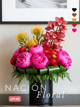 Lujo Exótico: Arreglo de Orquídeas Cymbidium, Peonías y Leucospermum