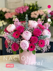 Explosión Fucsia: Arreglo con Peonías, Rosas y Gerberas