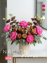 Elegancia Moderna: Arreglo de Peonías Rosas y Lisianthus Chocolate