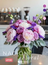 Jardín Secreto: Arreglo de Peonías Rosas y Rosas Moradas