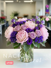 Jardín Secreto: Arreglo de Peonías Rosas y Rosas Moradas