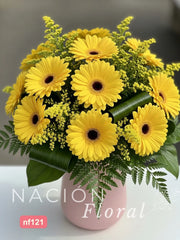 Gerberas Amarillas en Florero Rosa - Alegría Radiante