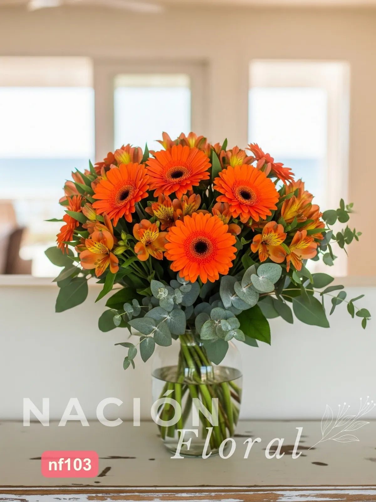 Gerberas Naranjas y Alstroemerias: Armonía Floral Vibrante en Jarrón de Vidrio