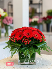 Gerberas Rojas e Hipericón - Elegancia Moderna