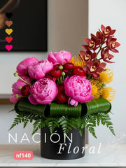 Lujo Exótico: Arreglo de Orquídeas Cymbidium, Peonías y Leucospermum